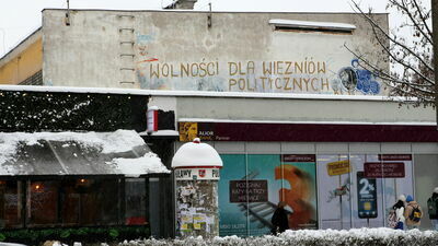Pan Dariusz miał 18 lat. Rodzicom powiedział, że idzie pobiegać. Po 40 latach lepiej widać napis, który kłuł w oczy komunistów