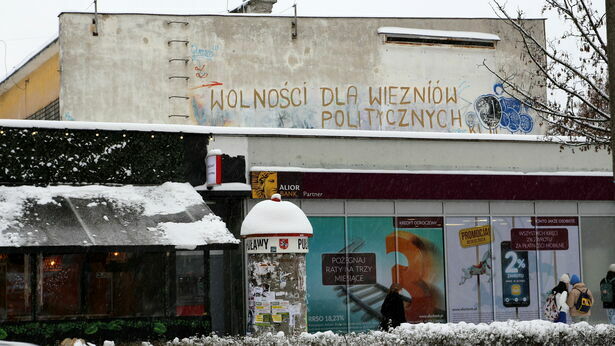 Puławy. Pan Dariusz miał 18 lat. Rodzicom powiedział, że idzie pobiegać. Po 40 latach lepiej widać napis, który kłuł w oczy komunistów - Dziennik Wschodni