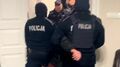 Policjanci wynoszą działaczy AGROunii z Lubelskiego Urzędu Wojewódzkiego