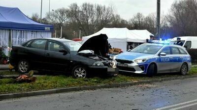Seat upadł na bok obok straganów. Świadkowie ruszyli na pomoc 18-latce