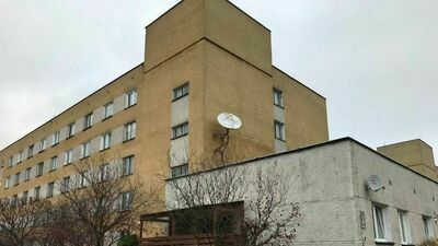 Okopowa 3. Obecnie mieści się tu m.in. studium medyczne, ale już wiadomo, że zmieni siedzibę