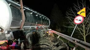 Cysterna z 26 tys. litrów paliwa wypadła z trasy drodze krajowej nr 17. Zdjęcia