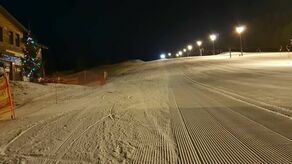 Stoki na Lubelszczyźnie są regularnie ratrakowane, posiadają osiadają oświetlenie, wypożyczalnie sprzętu, szkółki narciarskie i placówki gastronomiczne. Długość tras to najczęściej około pół kilometra. Na zdjęciu obiekt w Jacni