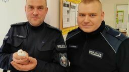 Asp. Leśniak i sierż. Lackowski zajęli się papużką bardzo troskliwie