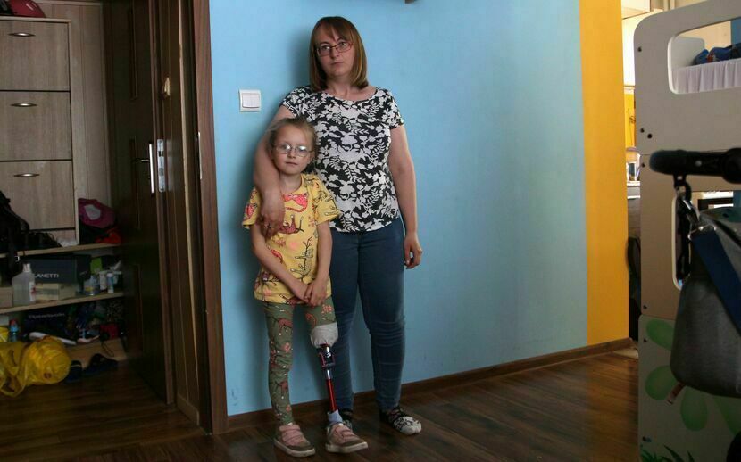 Natalka z mamą. Dziewczynkę niedługo czeka wymiana protezy. Jej finansowanie jest zapewnione. Niepewna pozostaje za to renta i wysokość zadośćuczynienia
