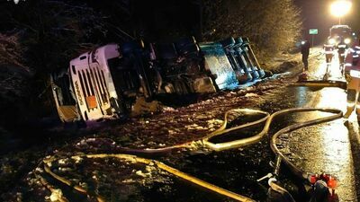 Cysterna w rowie. Droga wojewódzka zablokowana 