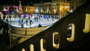 Lodowisko w Zamościu przez cały sezon ma być czynne od godz. 9 do 21 z przerwą techniczną między 14 a 15. Na miejscu jest też wypożyczalnia łyżew