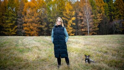 Katarzyna Janeczko uwielbia naturę i wielogodzinne wyprawy w plener. Wraca z nich często z grzybami, ale zbiera również zioła, które także wykorzystuje w swojej kuchni. Niektórzy znajomi śmieją się, że gotuje z chwastami.