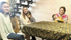 Mieszkanie, które Ukrainki mają do dyspozycji w Zamościu jest komfortowe. Czują się tutaj bezpiecznie, ale tęsknią za swoimi domami i Ukrainą. Na zdjęciu od lewej Natalia, Ola, Halina