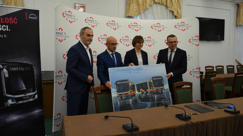 W uroczystym podpisaniu umowy wzięli udział prezydent Zamościa Andrzej Wnuk, prezes MZK Krzysztof Szmit i dyrektor ds. serwisu MAN Truck & Bus Polska Małgorzata Durda. 