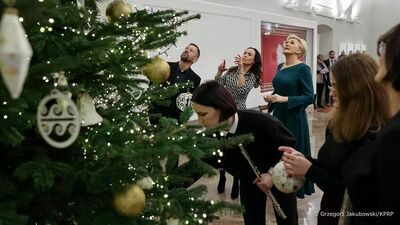Młodzież i nauczyciele z Zamościa przygotowali ozdoby choinkowe, a później razem z Agatą Kornhauser-Dudą powiesili je na choince w Sieni Wielkiej Pałacu Prezydenckiego