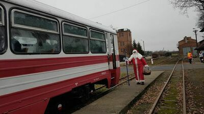 4 grudnia mikołaj rozdawał słodycze pasażerom