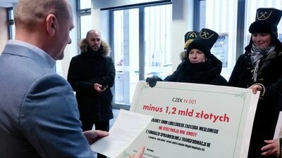 Symboliczny czek przekazała „delegacja ważnych górniczych prezesów”. 