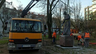 8 grudnia, pomnik ks. Idziego Radziszewskiego znika ze skweru abp. Józefa Życińskiego