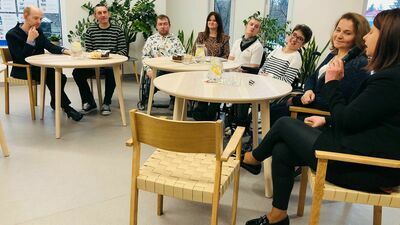 Gośćmi spotkania z dziennikarzami byli podopieczni „Krok za krokiem”, uczestnicy zajęć w Warsztatach terapii Zajęciowej, uczniowie szkoły przysposabiającej do wykonywania zawodu, a także mieszkańcy Rodzinnego Domu, pierwszego w regionie kompleksu tzw. wspomaganych mieszkań.