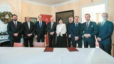 W czwartek podpisano umowę na koncepcję kładki pomiędzy pracownią MiD z Gdańska oraz Zarządem Dróg Wojewódzkich w Lublinie. Na zdjęciu Marcin Dudek z MiD i Paweł Szumera, dyrektor Zarządu Dróg Wojewódzkich w Lublinie 