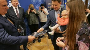 Część zespołu nagrodzonego za projekt depigmentacji ryb danio. Na zdjęciu 9-miesięczna Klaudia z tatą Arturem Wnorowskim