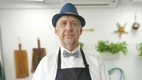 Kupuję śledzie z wiaderka, chcę wiedzieć, jak śledzie wyglądają. Wybieram śledzie niebieskie, lśniące, grube – mówi Eugeniusz Mientkiewicz, znawca serów zagrodowych i bałtyckich śledzi