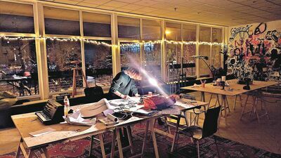 Siedziba fundacji KZMRZ w puławskim „Tasiemcu”. Na co dzień miejsce rozwijania artystycznych pasji puławskiej młodzieży. W sobotę zagrają tutaj kolędy, a na środku stanie tutaj duży stół zastawiony wigilijnymi potrawami 