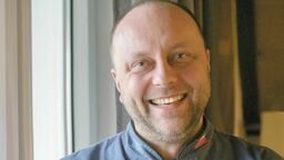 Sylwester Lis w swojej autorskiej restauracji Atmosfera Caffe we Włodawie serwuje leczniczy bulion doktora Krokiera i smaczne mięsa według receptur z książki kucharskiej hrabiów na Włodawie i Różance