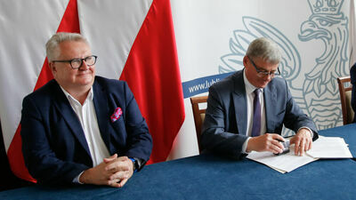 Starosta Janusz Hordejuk i dyrektor Jarosław Ostrowski