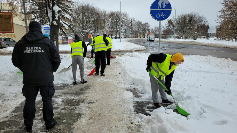 Więźniowie z Zamościa pracowali odśnieżając chodniki przy głównych ulicach. Byli cały czas pod nadzorem konwojentów