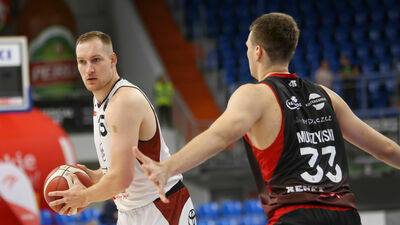 Występ Klavsa Cavarsa (z piłką) w meczu z Anwilem Włocławek jest mocno niepewny

