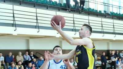 Artur Josik (z piłką) to jedna z najważniejszych postaci w lubelskiej koszykówce amatorskiej

