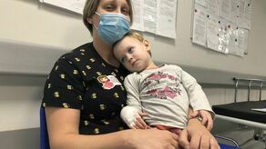 Pani Marta z córeczką Leną zostały przyjęte do szpitala w czwartek. Najpewniej spędzą tutaj święta. – Ale to i tak lepiej, niż gdybyśmy musiały jechać gdzieś daleko – uważa mama.