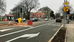 Jeszcze w poniedziałek stały znaki z informacjami o objazdach, ale ruch na ul. Partyzantów w kierunku Starego Miasta był już otwarty