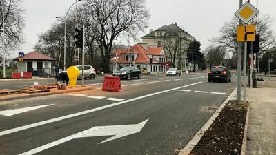 Jeszcze w poniedziałek stały znaki z informacjami o objazdach, ale ruch na ul. Partyzantów w kierunku Starego Miasta był już otwarty