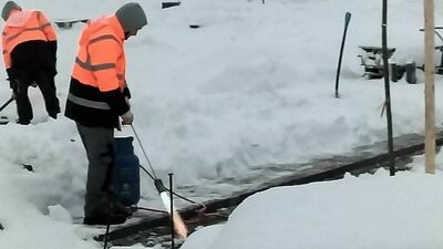 Użycie palnika wzbudiło kontrowersje. Część internautów uznała, że to próba rozgrzania gleby w celu nasadzenia drzew. Ratusz i firma odpowiadająca za to zadanie zaprzeczają 