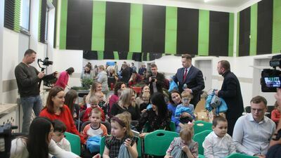 Minister edukacji Przemysław Czarnek przywiózł do Wspólnego Świata czek na 340 tys. zł