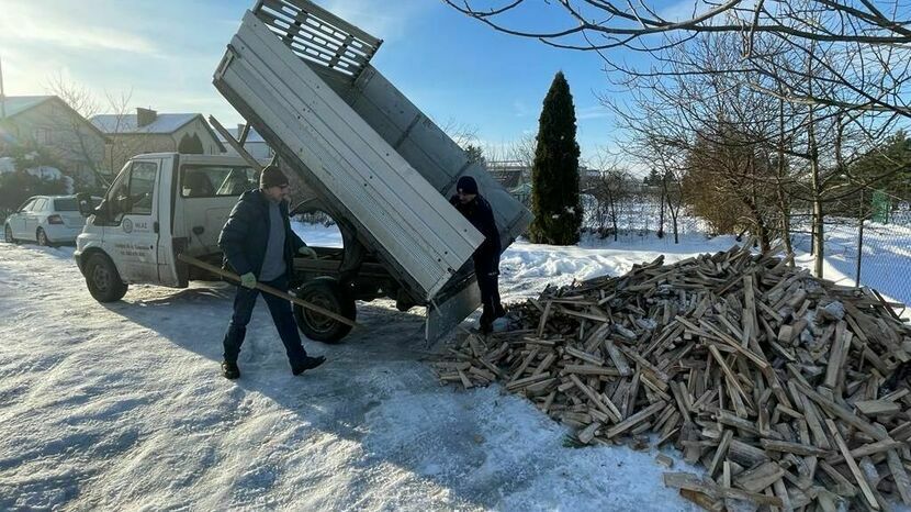 Opał dla 72-latka z Zamościa został dowieziony we wtorek. Drewna jest tyle, że na pewno wystarczy na kilka tygodni