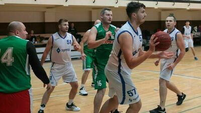 Łukasz Beczek (z piłką) reprezentuje barwy Symbitu
