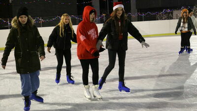Lodowisko w Puławach otwarte w deszczu. Są nowe ceny