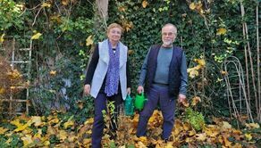 Magdalena i Andrzej Skibowie w swoim ogrodzie