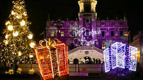 W minionych latach Rynek Wielki w Zamościu zdobiły bogate iluminacje, w tym ich nie będzie, a miejsce tradycyjnej choinki na klombie zajmie wiekowe auto z prezentami, przy którym będzie można robić pamiątkowe zdjęcia
