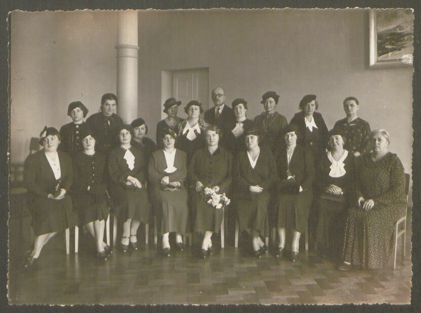 Uroczystość pożegnania dyrektor Gimnazjum Żeńskiego Unii Lubelskiej Jadwigi Firewiczowej w 1937 r. 