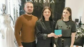 Agata i Grzegorz z właścicielką salonu sukien ślubnych Lanesta Olgą Mahirą
