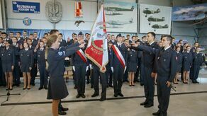 Zdjęcie z archiwum dęblińskiego liceum - ślubowanie uczniów