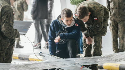 Kondor może długo wisieć w powietrzu prowadząc obserwacje pola walki