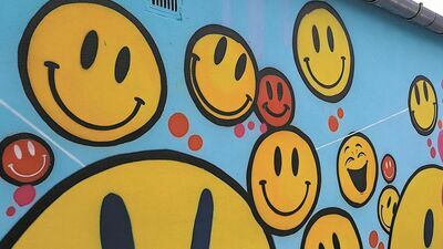 Uśmiechnięte buźki witają przechodniów na ul. Jaworowej