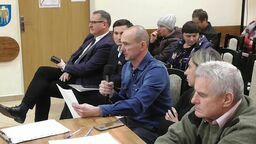 Na poniedziałkową sesję przyszli mieszkańcy protestujący przeciwko kurnikom, a także przewodniczący rady powiatu, Mariusz Kiczyński 