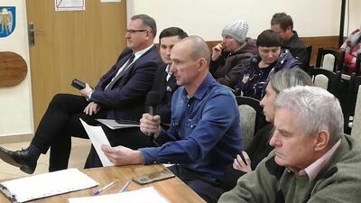 Na poniedziałkową sesję przyszli mieszkańcy protestujący przeciwko kurnikom, a także przewodniczący rady powiatu, Mariusz Kiczyński 