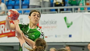 Edyta Byzdra (z piłką) zdobyła w stolicy pięć bramek