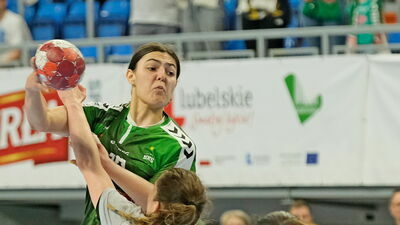 Edyta Byzdra (z piłką) zdobyła w stolicy pięć bramek