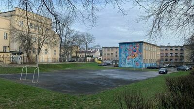 W tym miejscu powstaną nowe boiska z poliuretanową nawierzchnią. Uczniowie V Liceum Ogólnokształcącego im. Marii Skłodowskiej-Curie budowę kompleksu sportowego wywalczyli w budżecie obywatelskim. Pomysł poparło ponad 4,5 tys. osób.