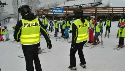 Policja zorganizowała zimowy konkurs. Chodzi i narty i stoki