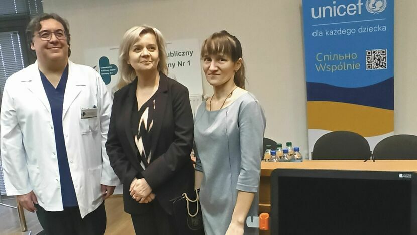 Olena Selichzianowa z profesorem Robertem Rejdakiem i dyrektor Beatą Gawelską przy części urządzenia przekazanego przez Unicef